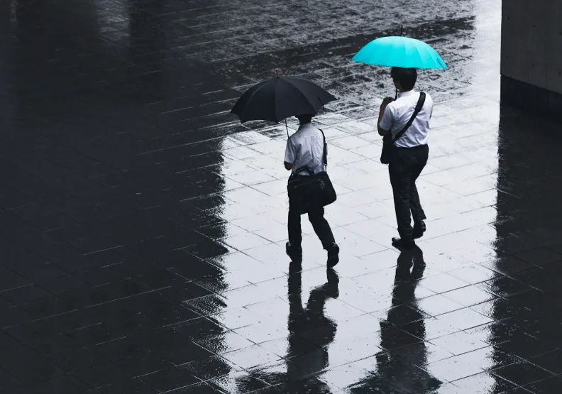 中央氣象署今天表示，滯留鋒面影響，西半部地區有短暫陣雨或雷雨。（僅為情境配圖）Unsplash by Ryoji Iwata