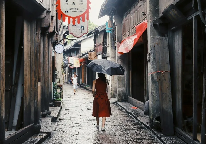 中國「人造古鎮」太氾濫！巨額資金打水漂，2800座近半數人去樓空淪空城