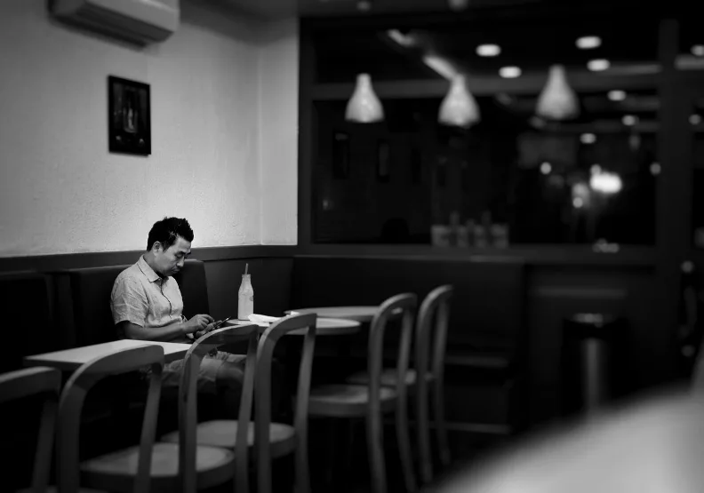 「孤獨」成為全球蔓延的危機。僅為情境示意，Unsplash by Chetan Hireholi