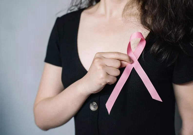 年輕女性乳癌發生率升高，晚期發現導致更高死亡率。僅為情境示意，Pexels by Anna Tarazevich 