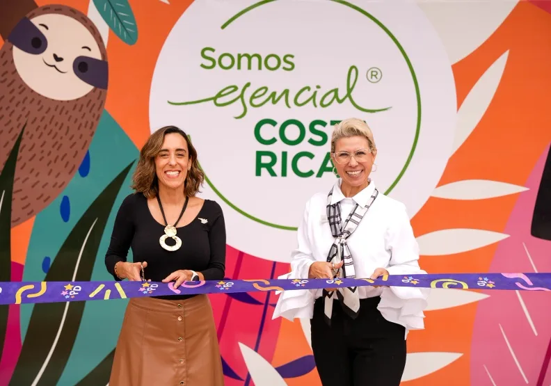 哥斯大黎加持續耕耘國家品牌「Essential Costa Rica」。圖左為Essential Costa Rica總監阿柯斯塔（Adriana Acosta）。取自臉書@Esencial COSTA RICA