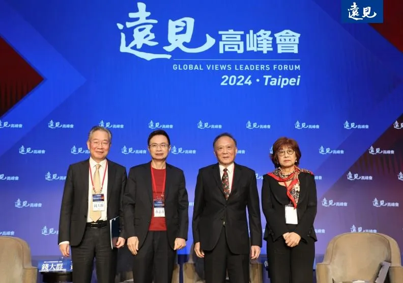 IBM大中華區前董事長／總裁錢大群（左起）、中華民國對外貿易發展協會董事長黃志芳、大成集團董事長韓家宇、遠見雜誌社長楊瑪利，探討國際政經局勢發展。張智傑攝
