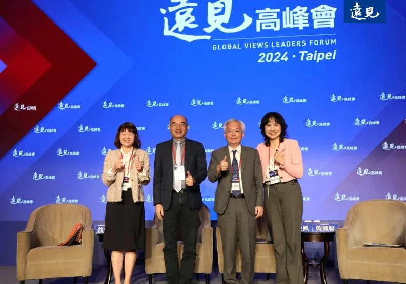富邦金控暨台北富邦銀行副總經理蔡佩玲（左起）、中華電信網路技術分公司副總經理賈仲雍、警政署署長張榮興、財經節目主持人陳鳳馨，同場交流科技防詐之道。黃菁慧攝
