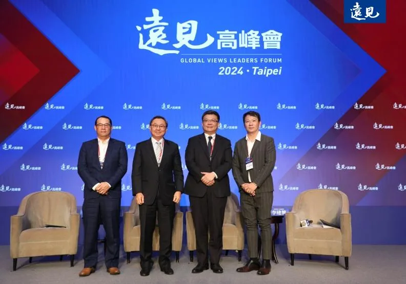 台達電子副總經理徐瑞源（左起）、大亞集團董事長沈尚弘、台灣電力公司董事長曾文生、遠見智庫總編輯李建興，探討新能源的前景與潛力。張智傑攝