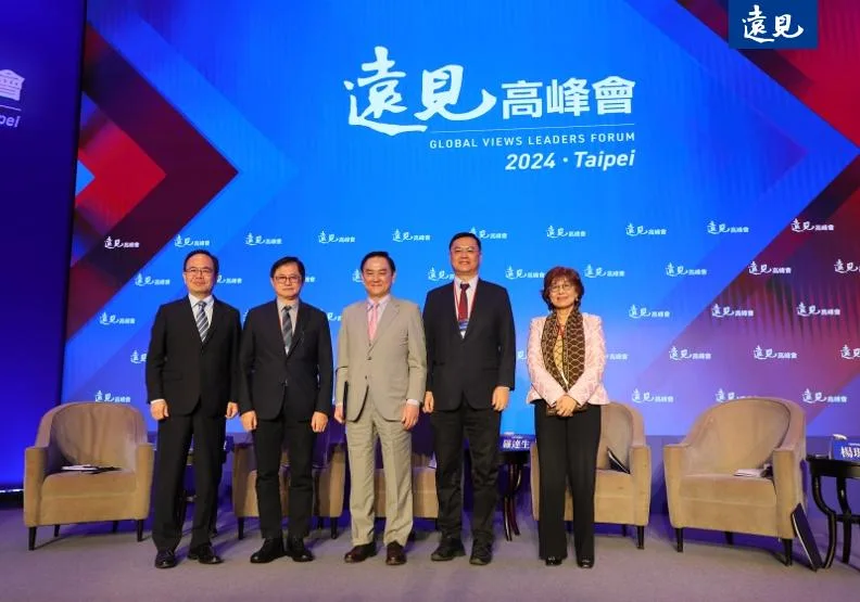 南臺科技大學代理校長周德光（左起）、和碩聯合科技董事長童子賢、鈺創科技創辦人暨董事長盧超群 、高雄市副市長羅達生 、遠見雜誌社長楊瑪利，共同探討AI時代下，教育的重要。黃菁慧攝