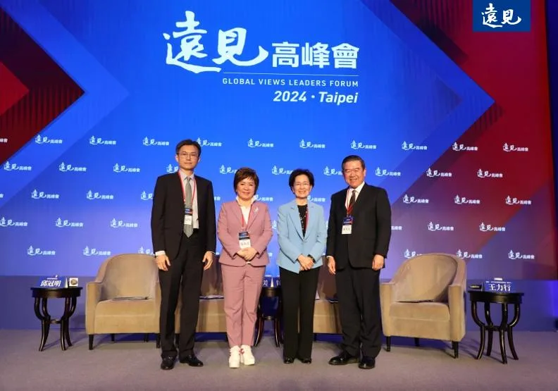 亞東紀念醫院院長邱冠明（左起）、天成醫療體系創辦人張育美、遠見．天下文化事業群董事長／發行人王力行、明基佳世達集團董事長陳其宏齊聚遠見高峰會，探討如何借助AI提升醫療品質。張智傑攝
