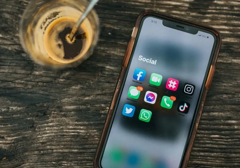 網友前5大常用社群平台，依序為Facebook、YouTube、Instagram、PTT與Dcard。unsplash by Nathan Dumlao
