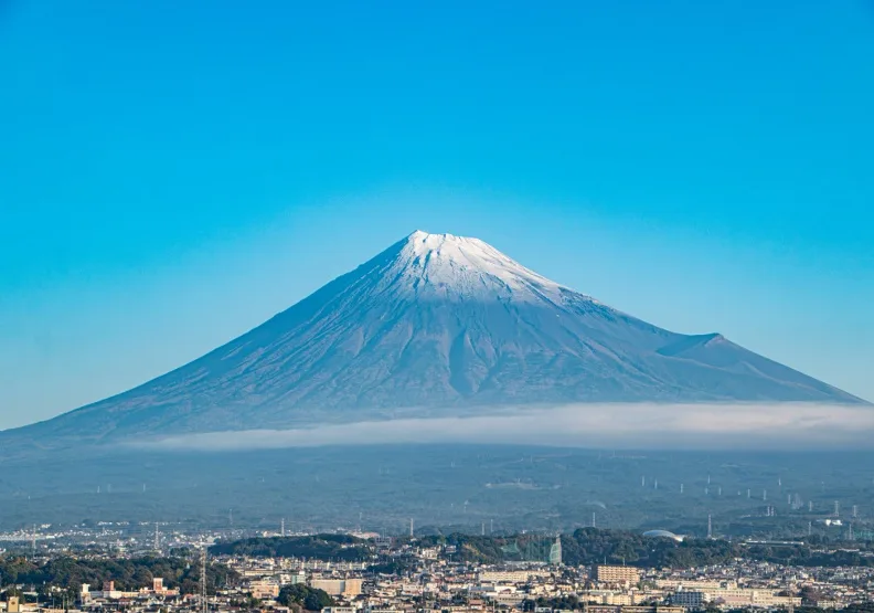 富士山的山頂積雪平均在每年10月初就會開始成形，而今年是自1894年開始有數據以來，富士山降雪時間最晚的一年。取自X@Fujishi_jp