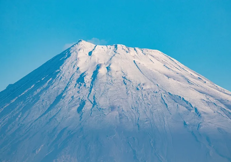 日本富士山在11月6日迎來今年首度降雪。X by @Fujishi_jp