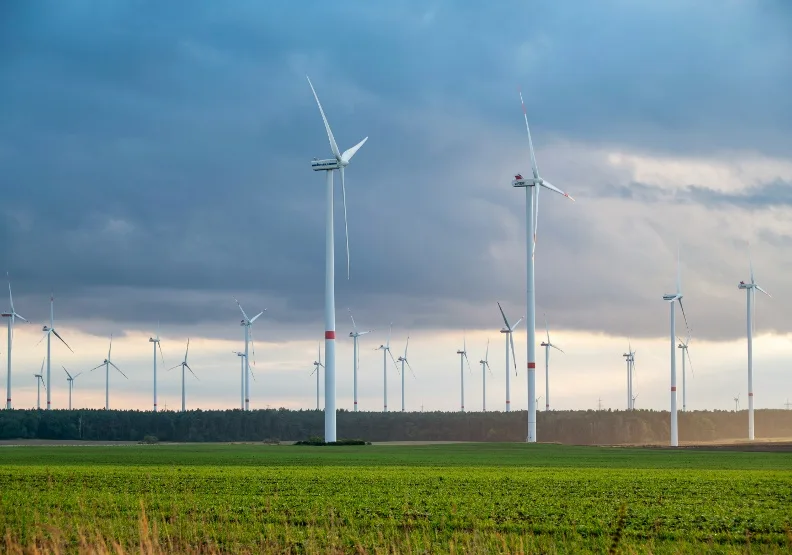 最近歐洲沒風了，風力發電量急遽下降導致歐洲電力市場趨緊。圖為德國布蘭登堡邦風力發電廠。Photo by Etienne Girardet on Unsplash