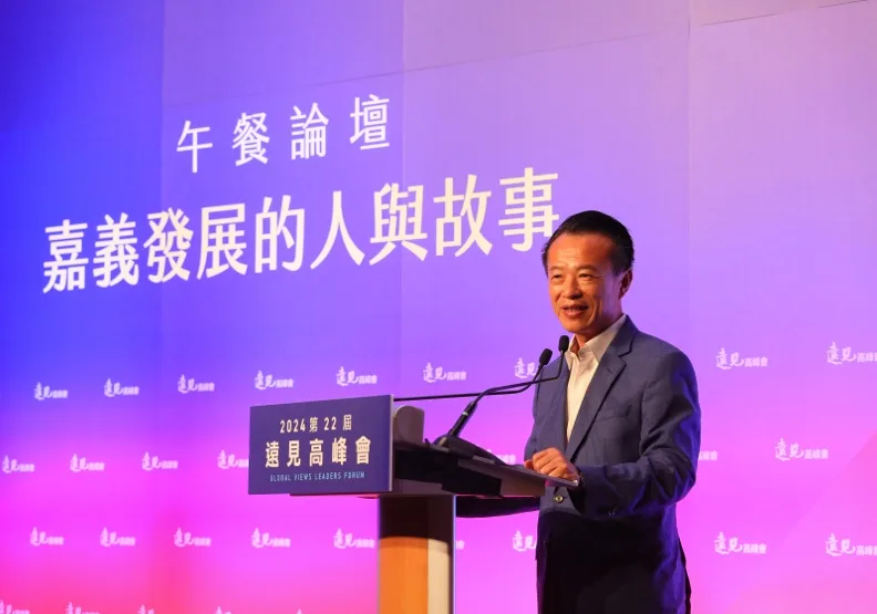 連續三年奪下《遠見縣市長施政滿意度》五星殊榮的翁章梁縣長，積極率領縣府團隊，將嘉義縣打造成「農工科技大縣」。 