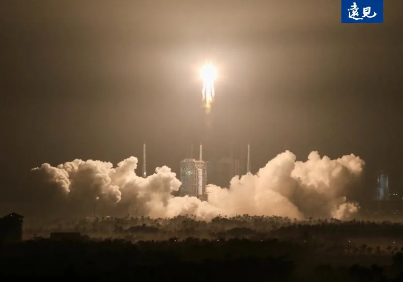 2024年11月15日午夜，海南文昌市的夜空，被長征七號火箭的發射點亮。張智傑攝