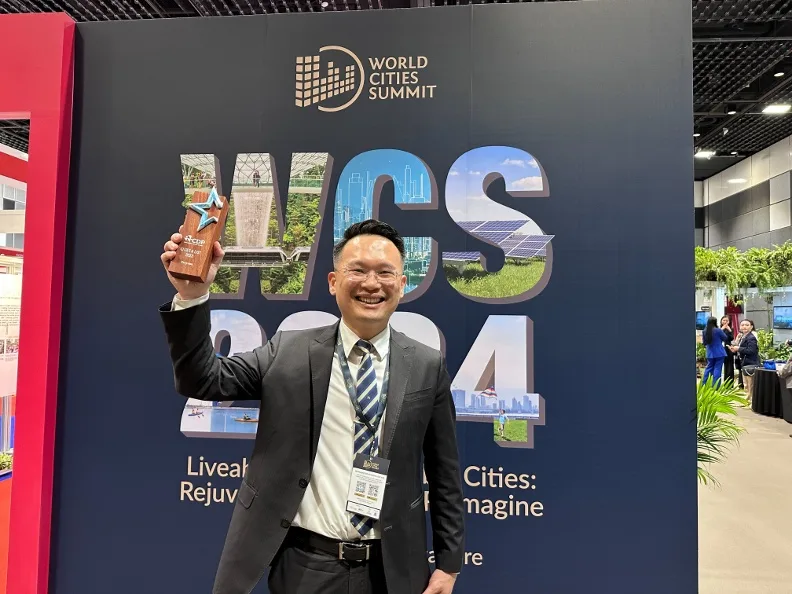 桃園獲得2023年國際碳揭露計畫(CDP)A級城市，由蘇俊賓副市長代表至新加坡領獎，成為全臺灣唯一獲選縣市。(桃園市政府提供)