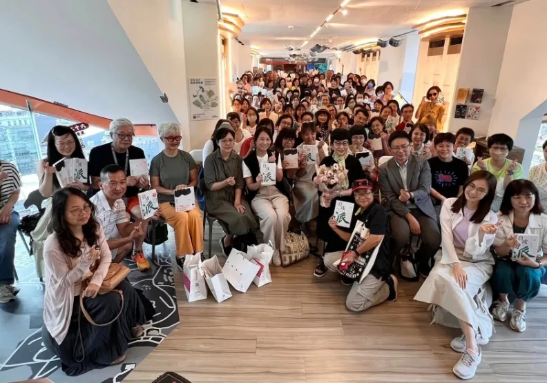 張曼娟2024年第一場活動，獻給了在山海之間的「基隆塔遠見人文空間」。【中年覺醒三部曲讀者見面會】開放報名後立即秒殺，在上周日的午後，基隆塔迎來首場近130位的熱情讀者，豔陽下高塔上，以書會友照亮彼此。
