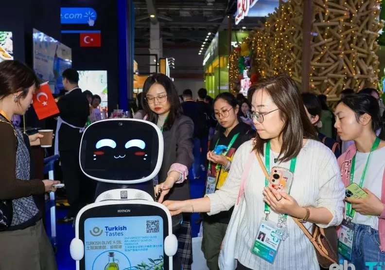 擎朗智能的機器人亮相2024年上海進博會，與好奇的民眾互動。取自擎朗智能微信公眾號