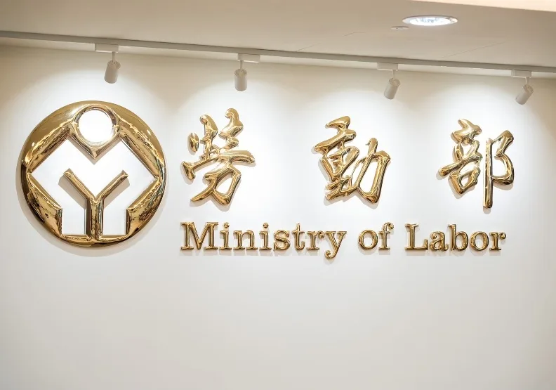 長榮航空孫姓空服員抱病執勤後病逝，勞動部查出有「不敢請病假」情形。取自臉書@勞動部