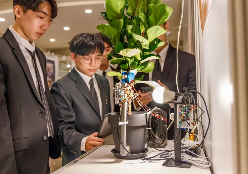 圖／世新大學資管系孕育符合時代發展的資訊人才，畢展現場有37組團隊帶來多種AI技術應用服務產品，圖為《全植動》團隊與作品。世新大學提供。