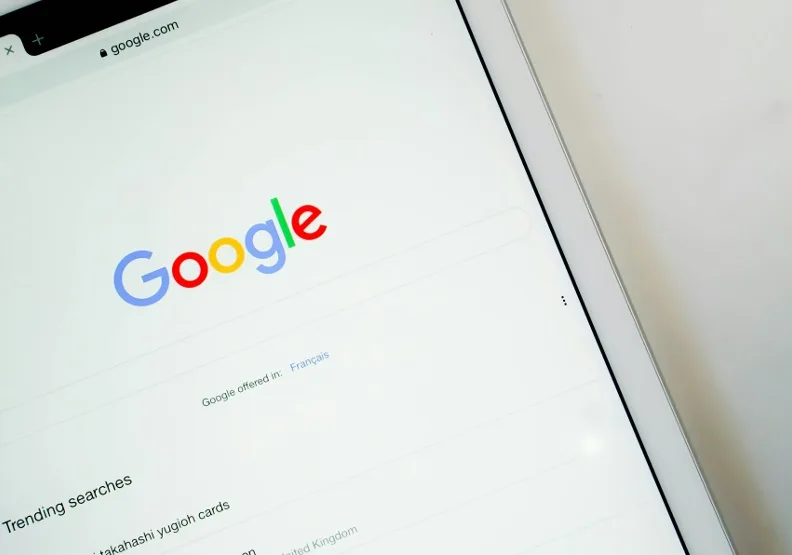 Google近期接連發布AI驅動的新聞摘要服務。（僅為情境示意）Unsplash by 2H Media