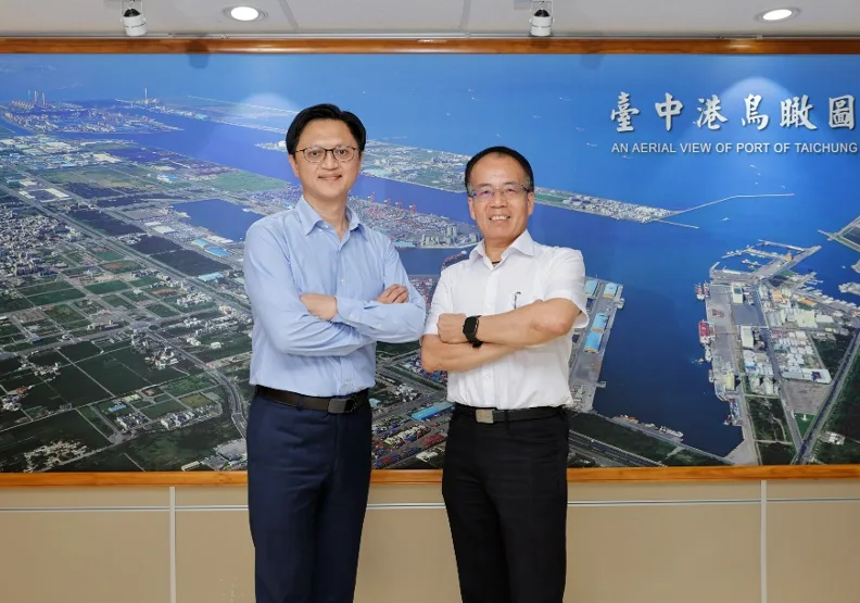 台達與臺中港務分公司合作，導入「智慧能源整合管理平台」，提升管理效率。圖為臺中港務分公司維護管理處處長王明達（右）與台達樓宇自動化事業群智慧園區解決方案事業部處長蘇文杰。 
