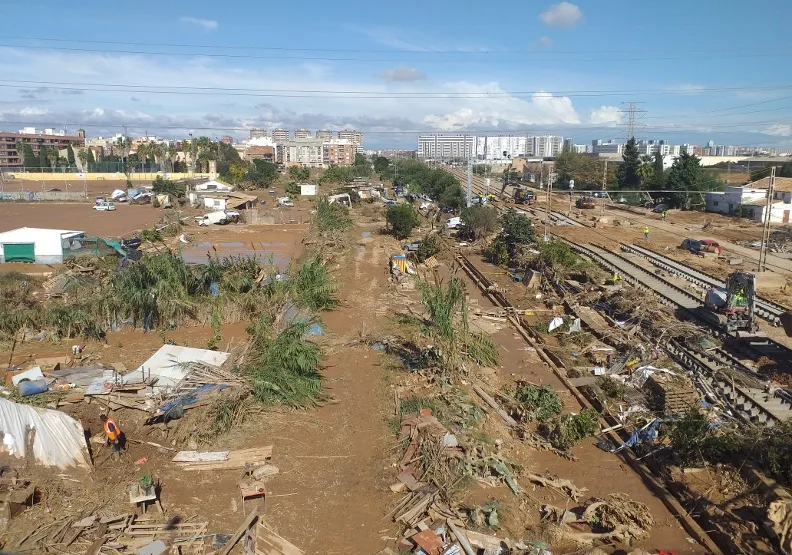 西班牙瓦倫西亞因暴雨引發洪災，洪水過後的瓦倫西亞市鎮塞達維，眾多木製建築倒塌，大片樹木倒伏，道路泥濘不堪。wikimedia commons by Pacopac
