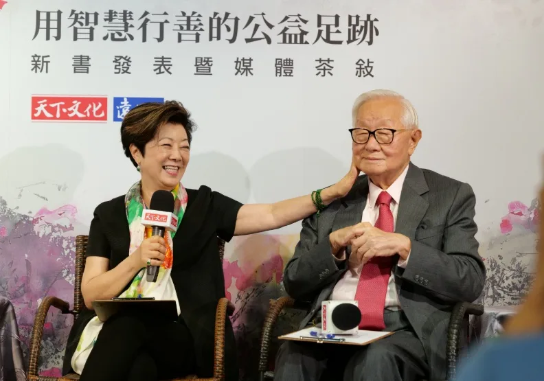2020年的新書發表會中，張淑芬（左）和張忠謀（右）親暱互動，展現執子之手的恬靜美好。天下文化提供