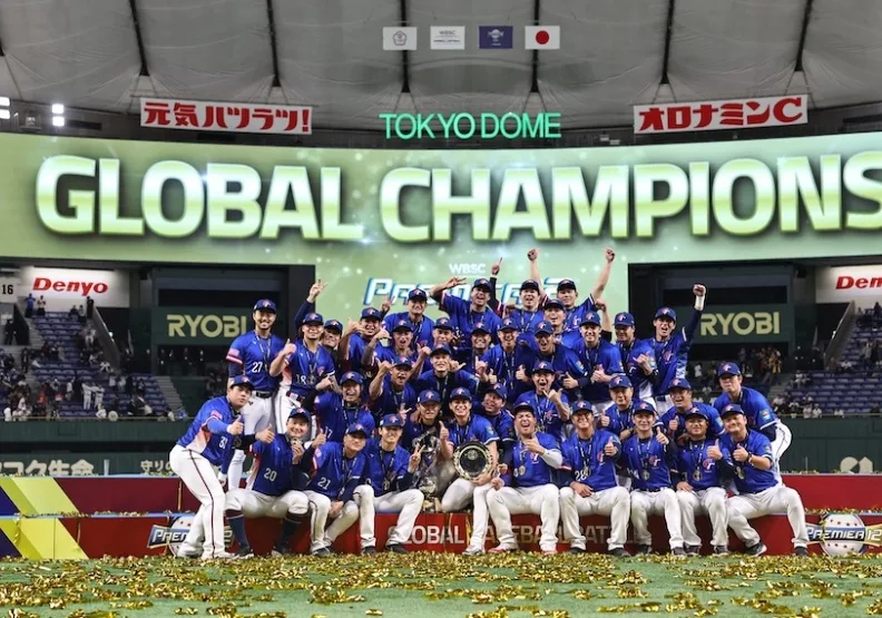 為慶祝台灣隊棒球12強擊敗日本奪冠，許多商家祭出優惠活動同賀。取自中華職棒