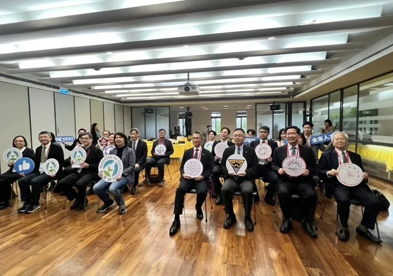 跨領域學士試辦計畫則邀請國立陽明交通大學、國立成功大學、國立清華大學、國立台灣師範大學、國立政治大學、國立中央大學、東吳大學以及長庚大學等8所大學參與。取自聯合新聞網，李芯攝