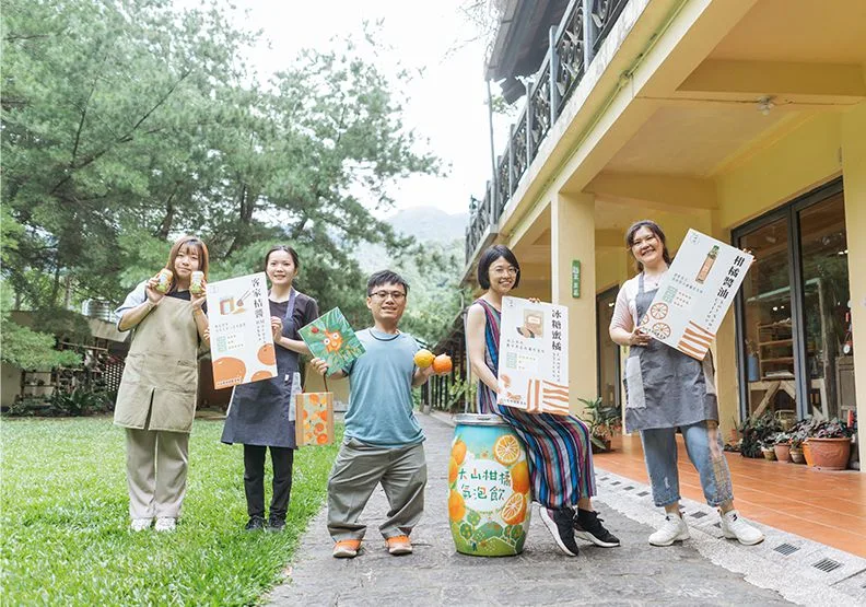 大山北月的創生之路不僅限於活化廢棄小學，創辦人莊凱詠與吳宜靜也積極與當地農民緊密合作，並成功將「大山背休閒農業區」從2014年面臨除名危機，蛻變為2022年榮獲甲等評鑑的典範。