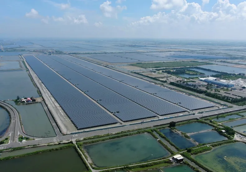 富威自有太陽能光電案場，穩定輸出綠電，彈性調配至跨產業客戶。富威提供