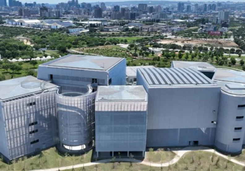 佇立在中央公園的綠美圖，是台灣唯一結合美術館及分齡圖書館的複合建築，讓建築、人、城市間架構更多元的互動可能性。