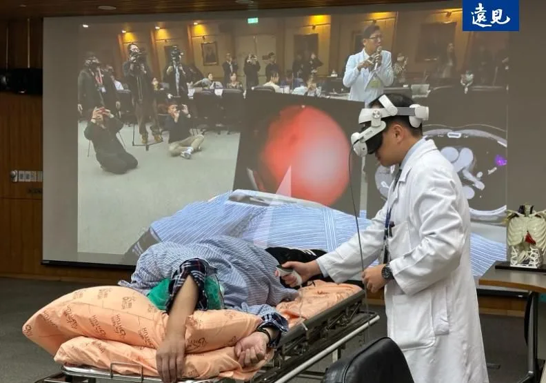 藉由元宇宙模擬手術平台，讓年輕醫師多加練習，精準掌握日後手術實況。周彥妤攝