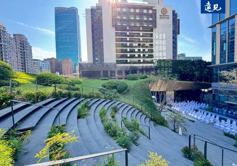 勤美術館是一棟地景式建築，透過許多弧線運用，外觀呈現如山丘般的高低起伏。黃菁慧攝