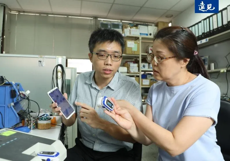 攜帶式心率儀只比手機充電豆腐頭還大一些，將無名指伸入缺口，20秒後，心臟檢測結果即出爐。張智傑攝。