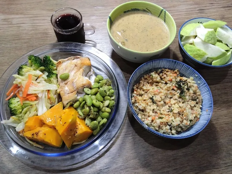 透過飲食指導，學員備餐地中海飲食，包括蕎麥花椰菜飯、青仁黑豆南瓜濃湯、橄欖油煎魚、毛豆、橄欖油炒青菜、紅酒150C.C.。桂冠營養研究室提供