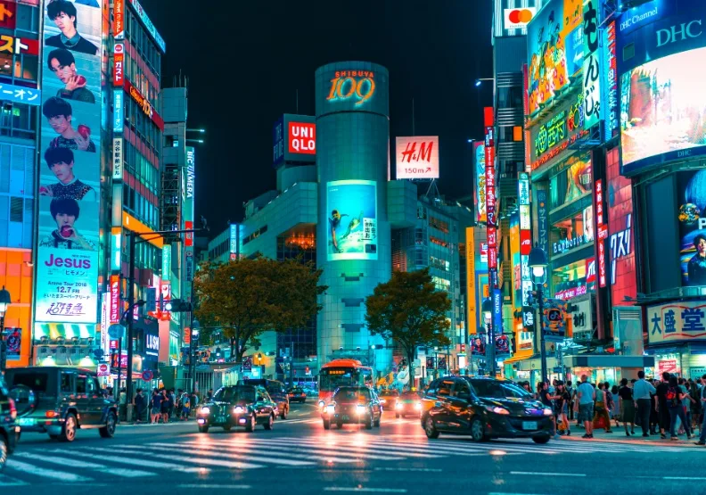 專家提醒赴日旅遊的旅客，要特別留意地震相關資訊。僅為情境示意，取自Unsplash by Jezael Melgoza