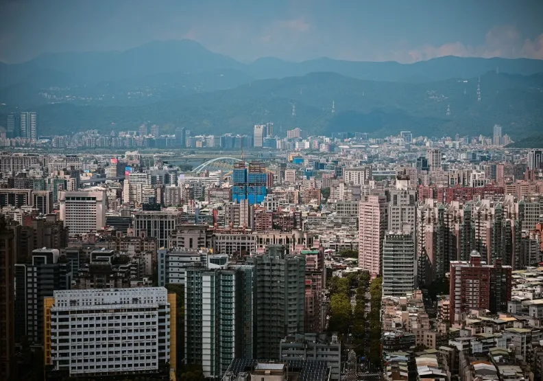 受央行限貸令影響，全台房市續冷。根據地政局最新統計，今年前7月房市交易棟數為11萬9058棟，年減27%，創近8年新低。取自Unsplash圖庫。