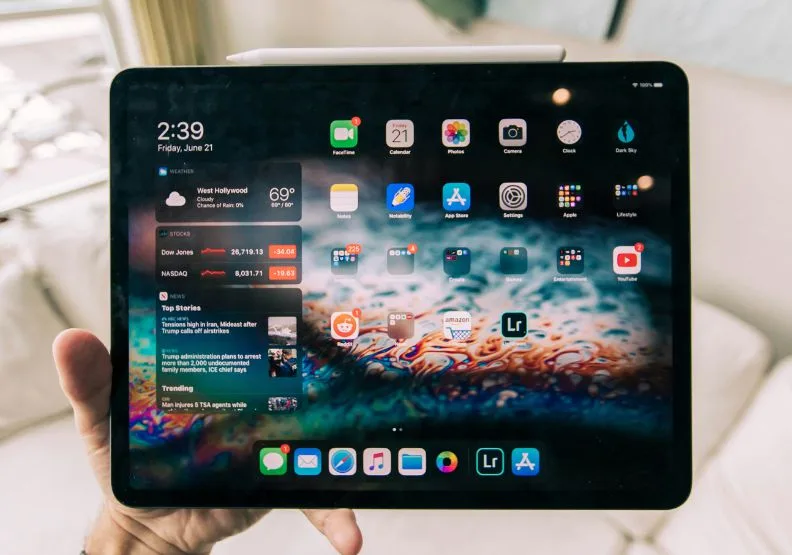 圖為iPad。Photo by Roberto Nickson on Unsplash