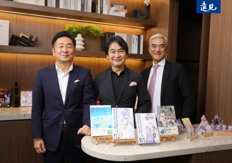 日本角川社長夏野剛（中）與台灣角川董事長岩崎剛人（左）接受《遠見》專訪，分析角川如何改編作品，又要如何待台灣作品出海。圖右為日本角川CGO泉水敬。蘇義傑攝