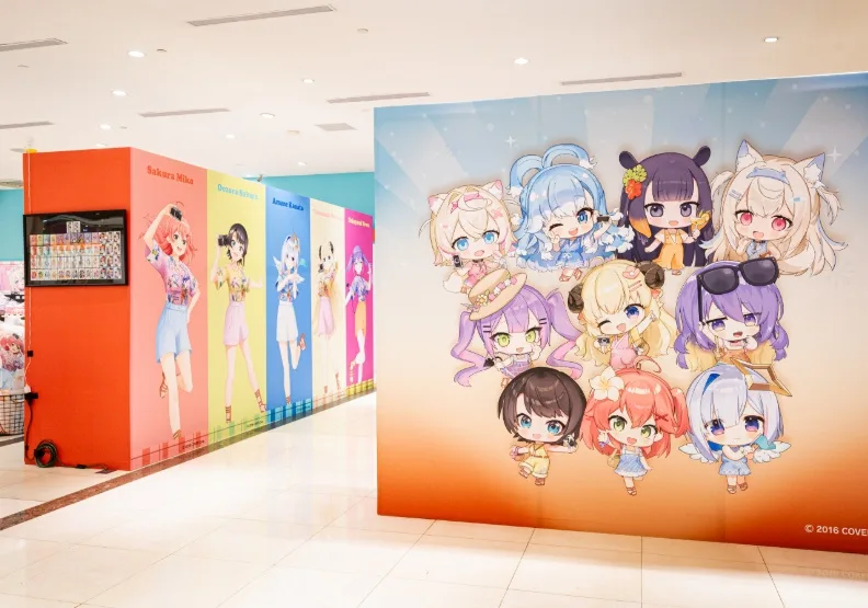 hololive x 朝氣Chill遊快閃店於高雄加開一場，再度以限定服裝與商品吸引粉絲注意力。鑫夢想文創提供