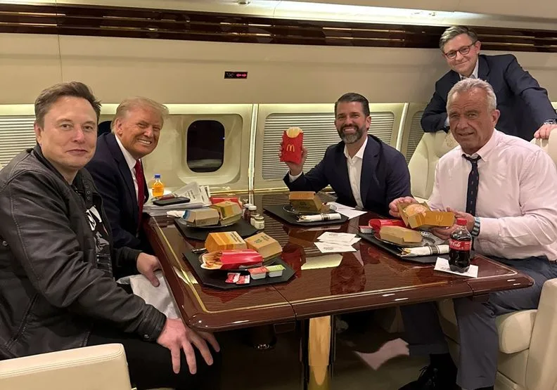 川普在11月初與馬斯克等團隊在飛機上吃麥當勞餐點。取自X@Donald Trump Jr.