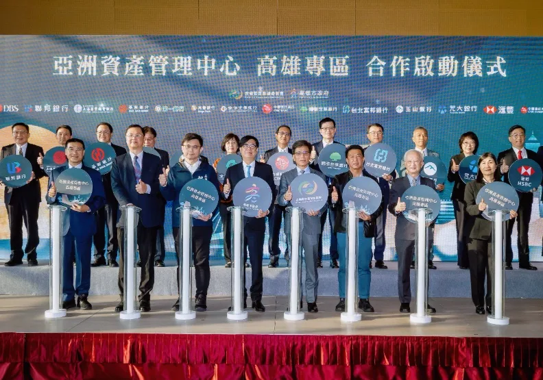 2024年12月6日，金管會主委彭金隆（右四）親自率業者南下「踩線」， 宣示高雄將是第一個境外金融特區。金管會提供