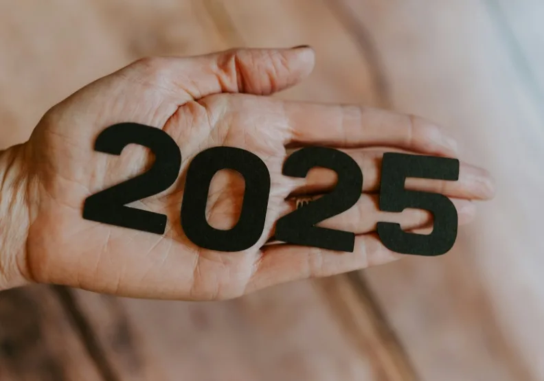 2025年即將到來。Photo by Kelly Sikkema on Unsplash
