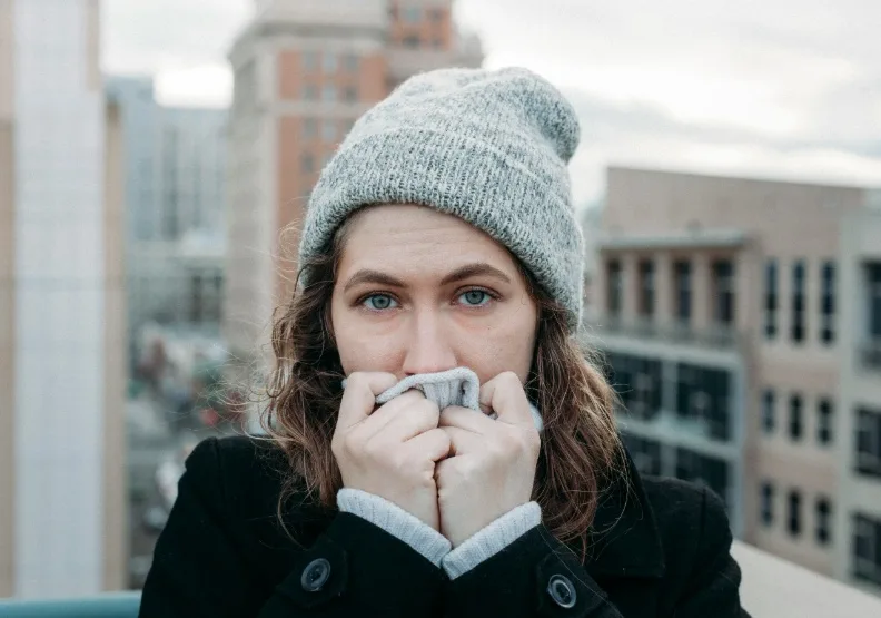 冬天低溫，要注意保暖與足夠的睡眠。僅為情境示意，Unsplash by Spencer Backman 