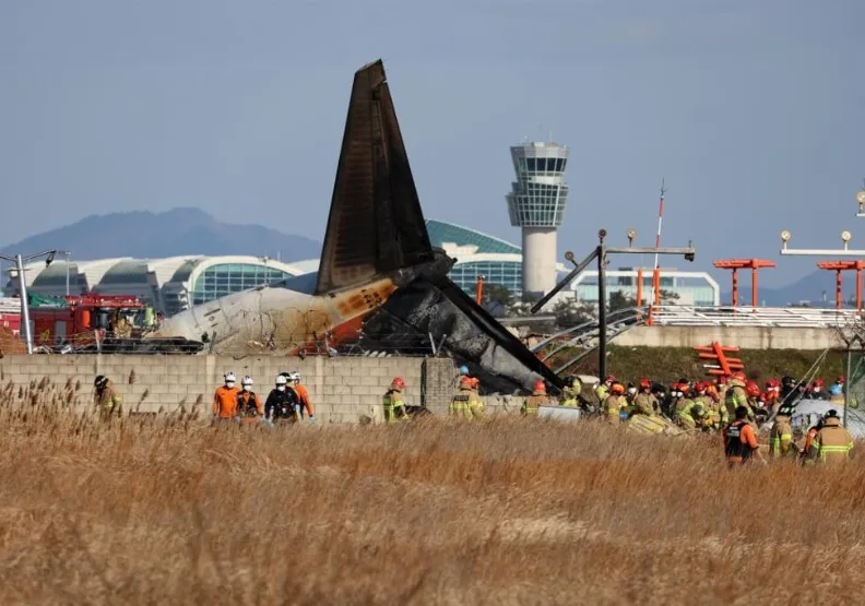2024年底，濟州航空一架班機降落韓國務安國際機場時，衝出跑道撞護欄起火。韓聯社