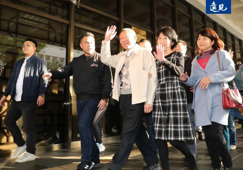 30日下午，柯文哲完成7000萬交保，與妻子陳佩琪一同離開台北地方法院。張智傑攝