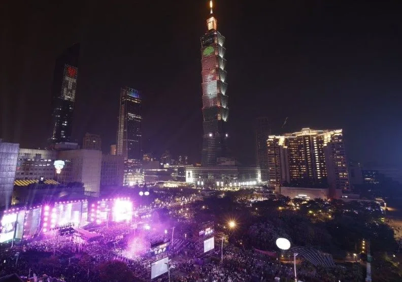 2025臺北跨年晚會吸引22萬人參與，現場氣氛high到最高點。台北市政府觀光傳播局提供。