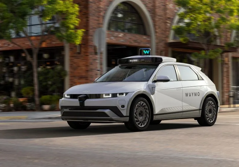 Alphabet的自駕計程車公司Waymo在2024年繳出亮眼成績。取自X@Waymo