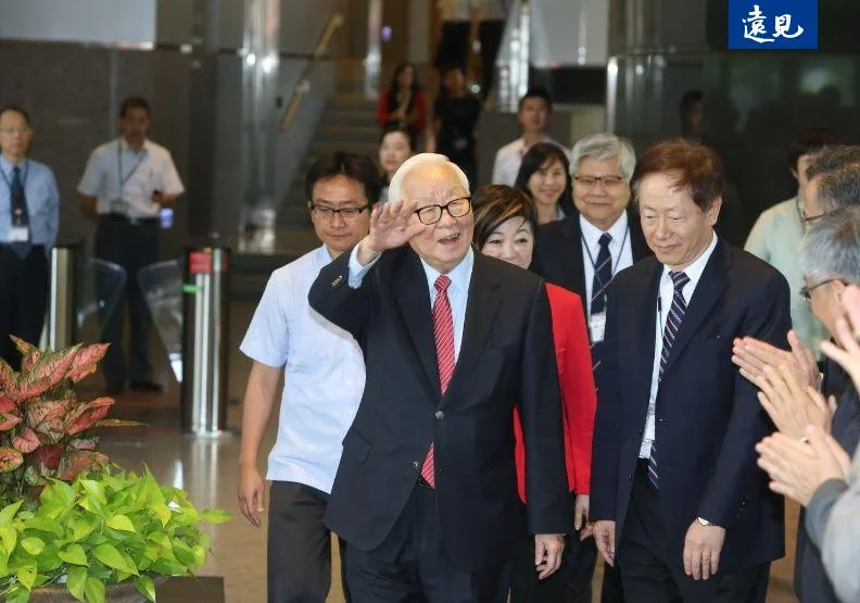 台積電創辦人張忠謀（中）出席2018年「張忠謀大樓」成立記者會。蘇義傑攝
