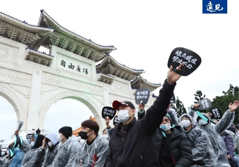 111遊行民眾在自由廣場（中正紀念堂）前高舉綠色威權、司法不公字樣標語表達訴求。黃菁慧攝