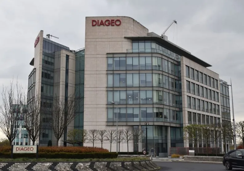 威士忌酒王帝亞吉歐（Diageo）是由啤酒起家的健力士（Guinness）、飯店起家的大都會（Grand Metropolitan）於1997年合併形成。N Chadwick, CC BY-SA 2.0